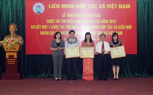 Award ceremony for the contest on Vietnam Law on Cooperatives 2012  - ảnh 1